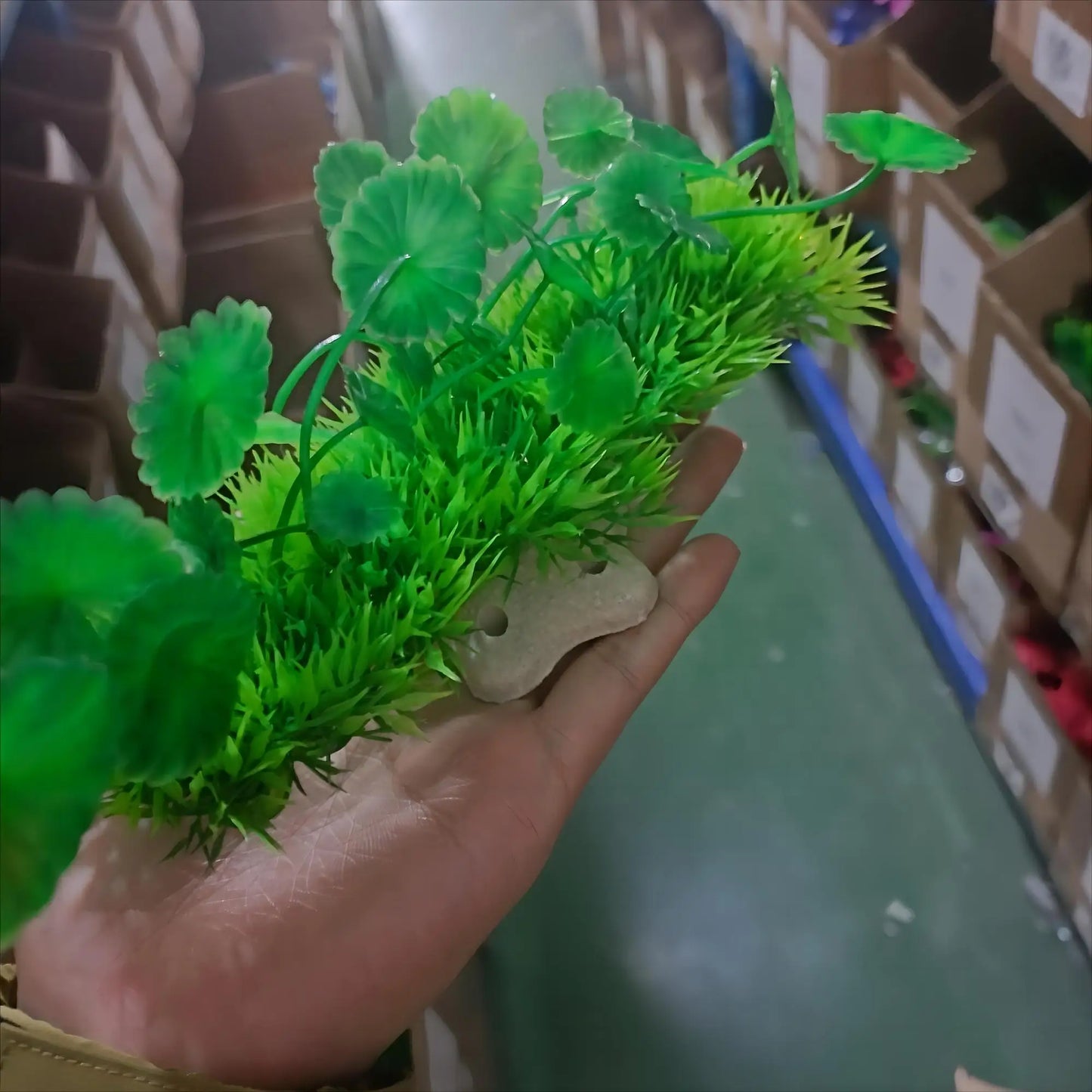 Artificial Green Aquarium Plant with Ceramic Base – PVC Underwater Grass Decoration for Fish Tanks – 11×19cm Aquatic Landscaping Ornament