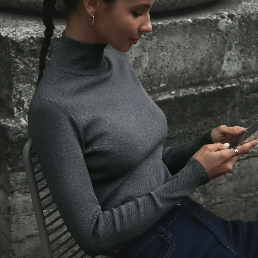Women's Slim-Fit Turtleneck Pullover – Soft Knit Sweater for Autumn and Winter
