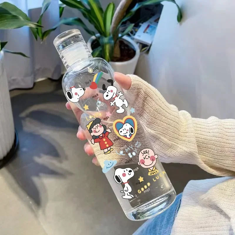 500ml Snoopy Cartoon Water Bottle – Large-Capacity Anime Sports Cup for Kids, Motivational Plastic Drinking Bottle for School and Gifts