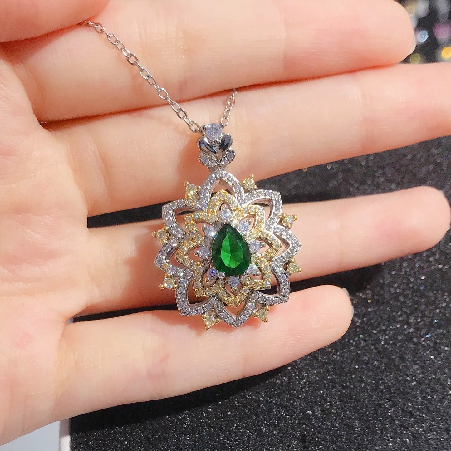 18K Multi Gold Emerald and Diamond Pendant Necklace for Women – Elegant Fine Jewelry with Natural Gemstone Accent