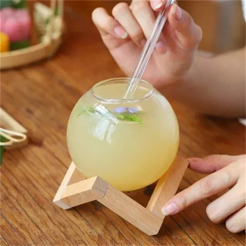 475ml Round Ball Cocktail Glass with Wooden Stand and Straw – Transparent Moon Ball Juice Cup for Holidays, Beach & Parties