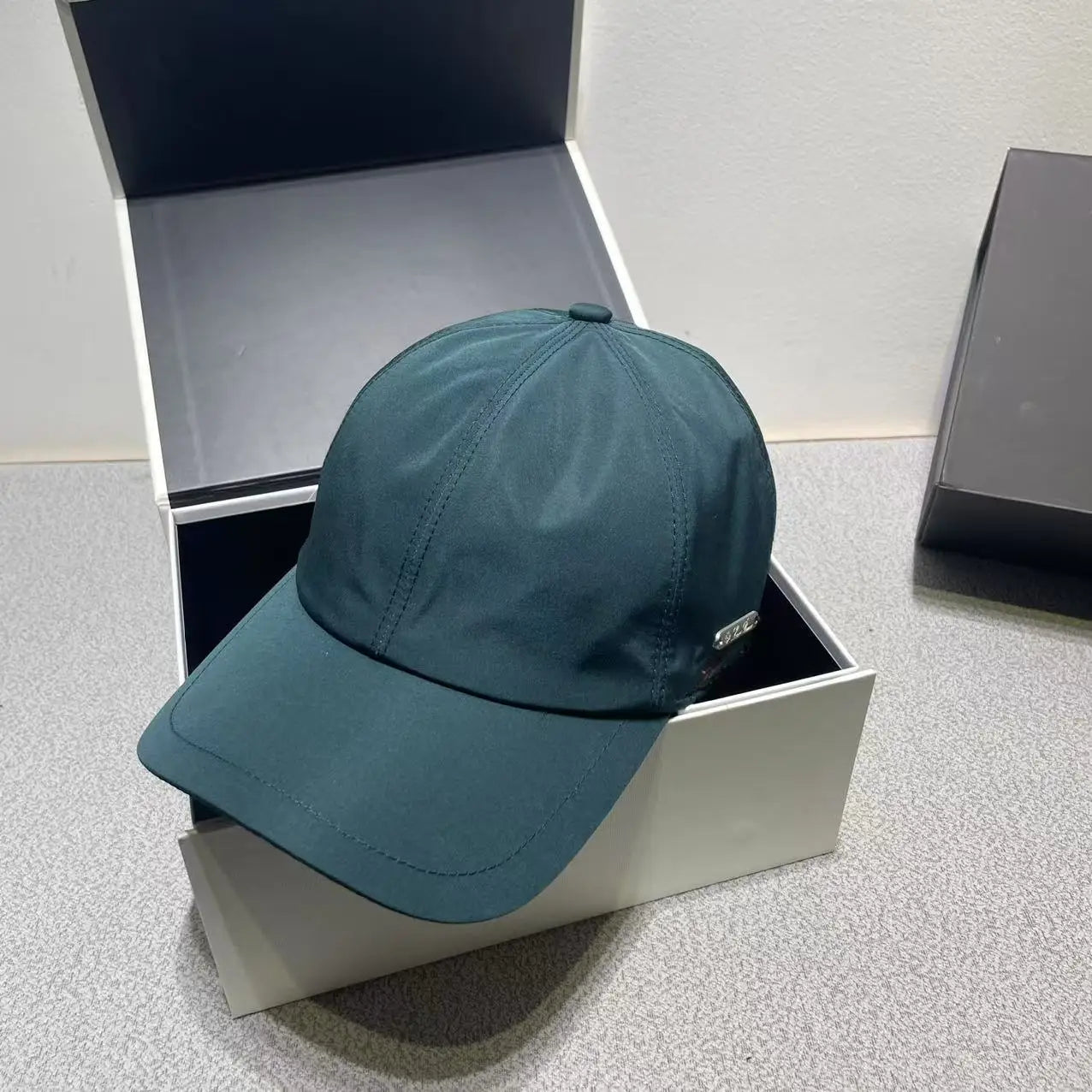 Unisex Embroidered Letter Baseball Cap – Adjustable Cotton Sun Hat with Inverted Iron Logo for Travel and Casual Wear