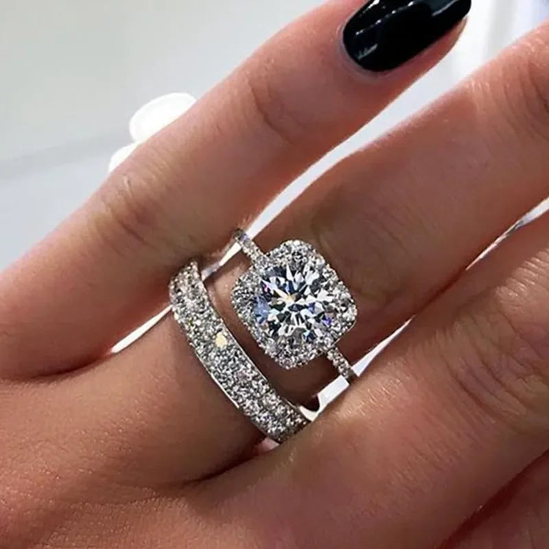 18K White Gold Round Diamond and Peridot Ring – Fine Cocktail Jewelry for Women