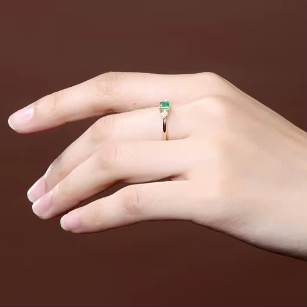 18K Yellow Gold Emerald Green Gemstone Ring for Women – Romantic Diamond-Accented Fine Jewelry for Engagement, Wedding, or Party