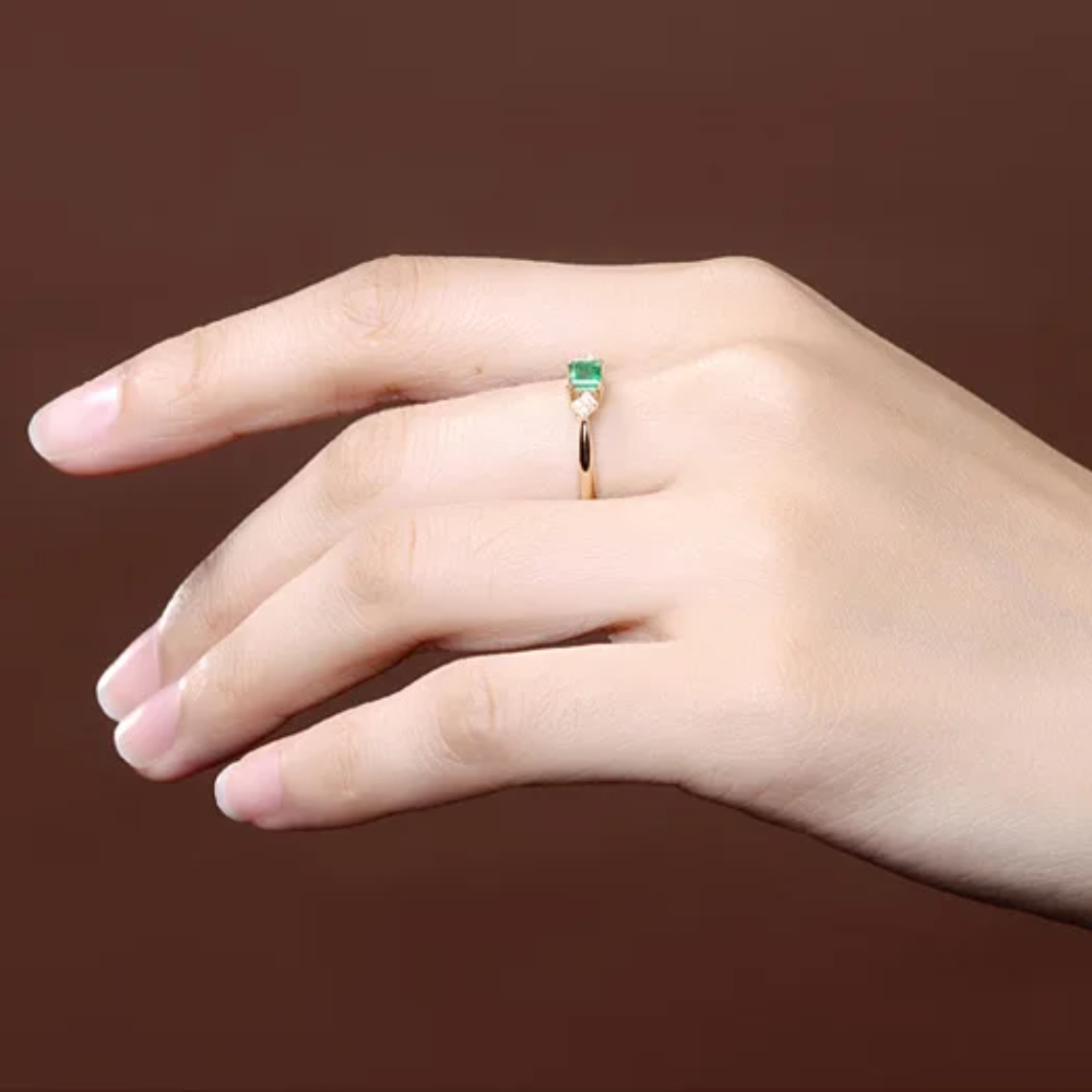 18K Yellow Gold Emerald Green Gemstone Ring for Women – Romantic Diamond-Accented Fine Jewelry for Engagement, Wedding, or Party
